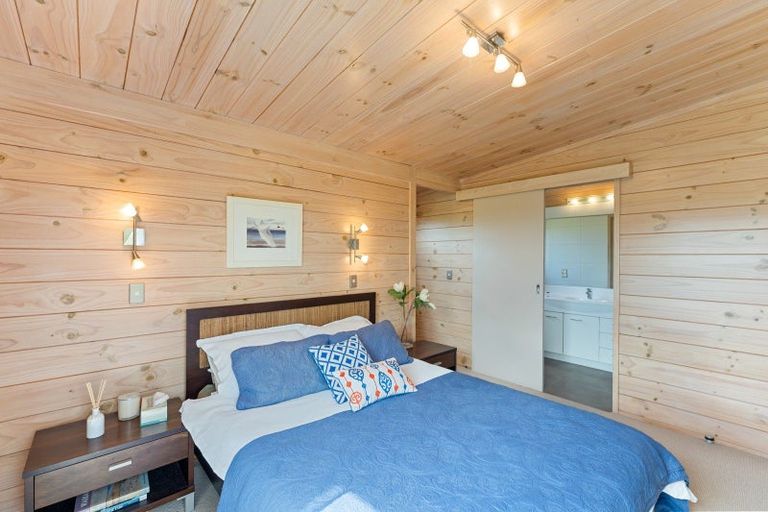 Photo of property in 32 Reay Mackay Grove, Waikawa Beach, Manakau, 5573