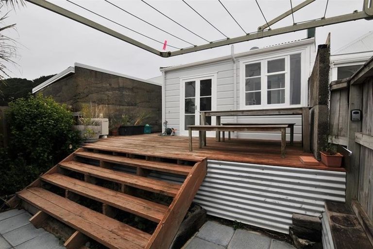 Photo of property in 5 Glendavar Street, Berhampore, Wellington, 6023