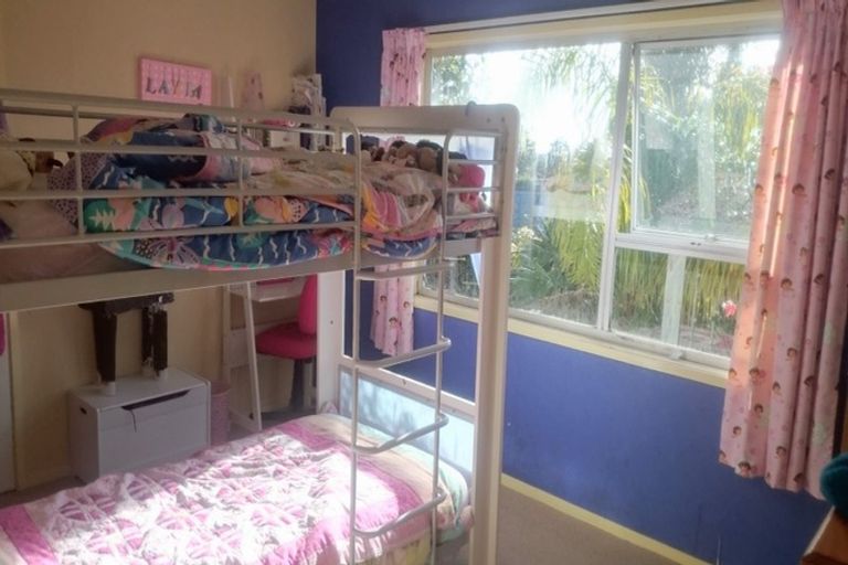 Photo of property in 1 Malters Place, Browns Bay, Auckland, 0630