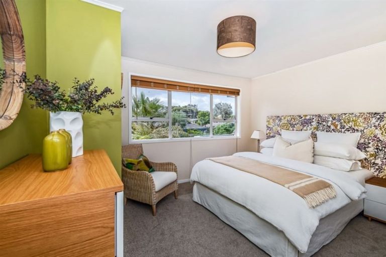 Photo of property in 26 Staincross Street, Green Bay, Auckland, 0604