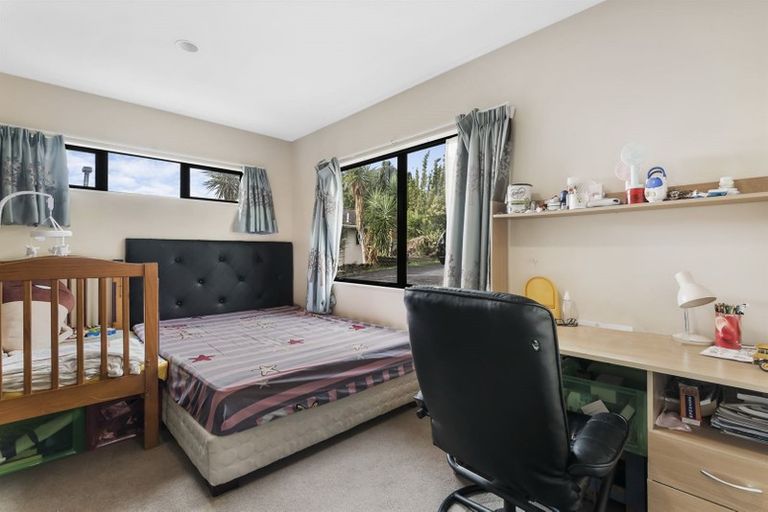 Photo of property in 2/14 Target Road, Totara Vale, Auckland, 0629