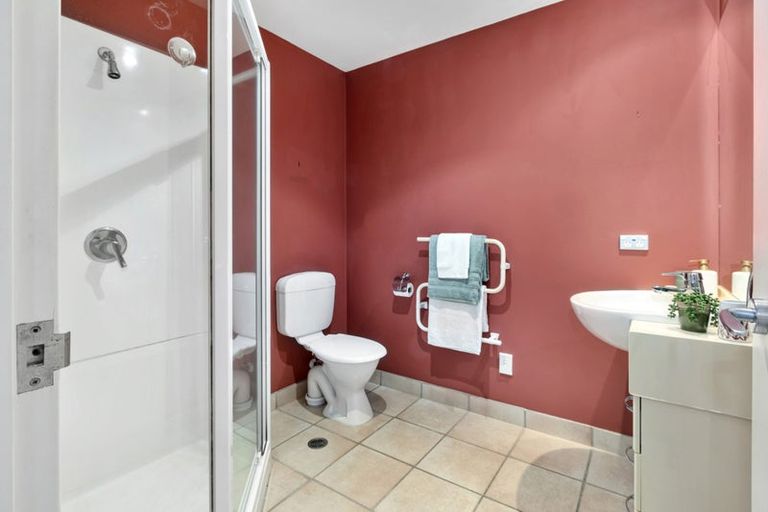 Photo of property in 2f/5 Kent Terrace, Mount Victoria, Wellington, 6011