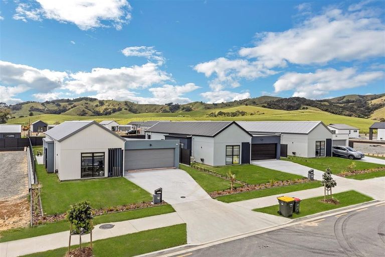 Photo of property in 64 Mataikokako Loop, Kawakawa Bay, 2585