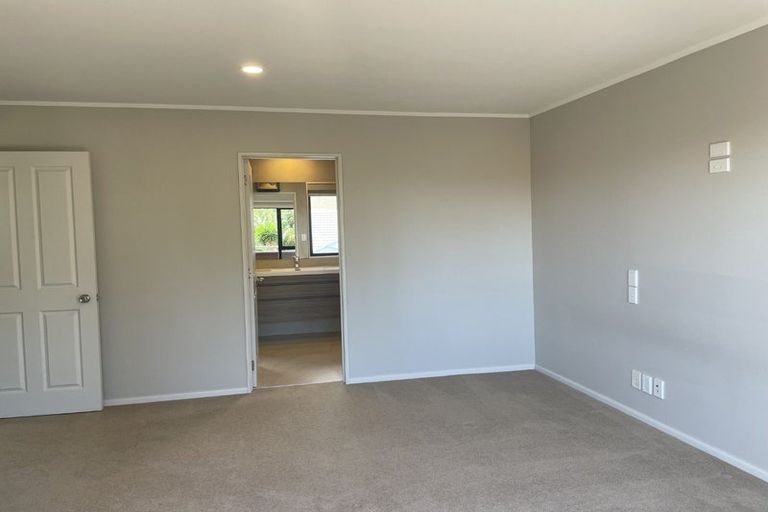 Photo of property in 16 Yarlside Place, Northpark, Auckland, 2013