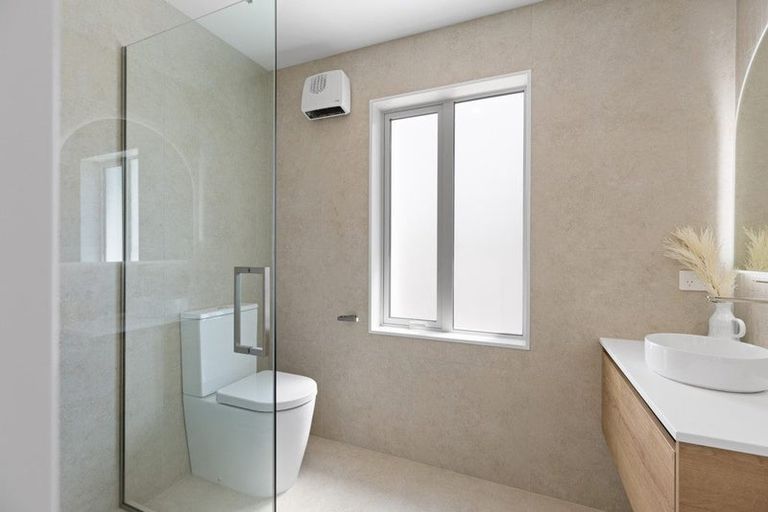 Photo of property in 1/92 Holly Road, St Albans, Christchurch, 8014