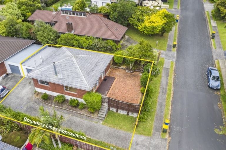 Photo of property in 1/9 Paruru Avenue, Northcote, Auckland, 0627