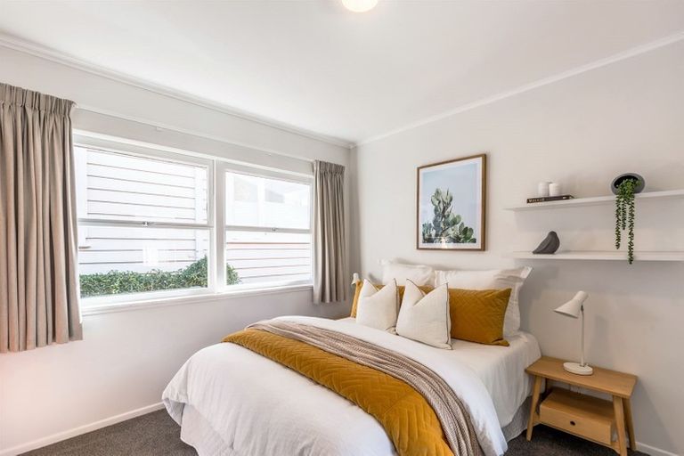 Photo of property in 33 Pupuke Road, Birkenhead, Auckland, 0627