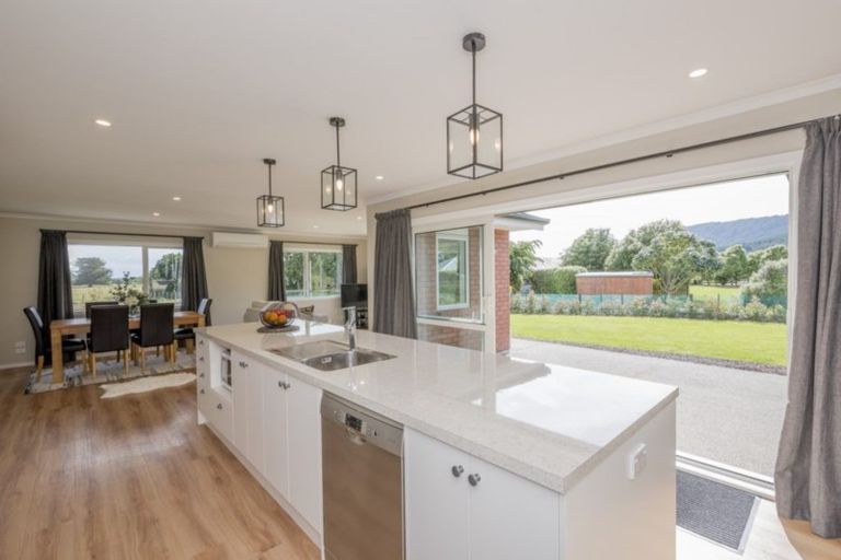 Photo of property in 88 Pohutukawa Drive, Levin, 5571