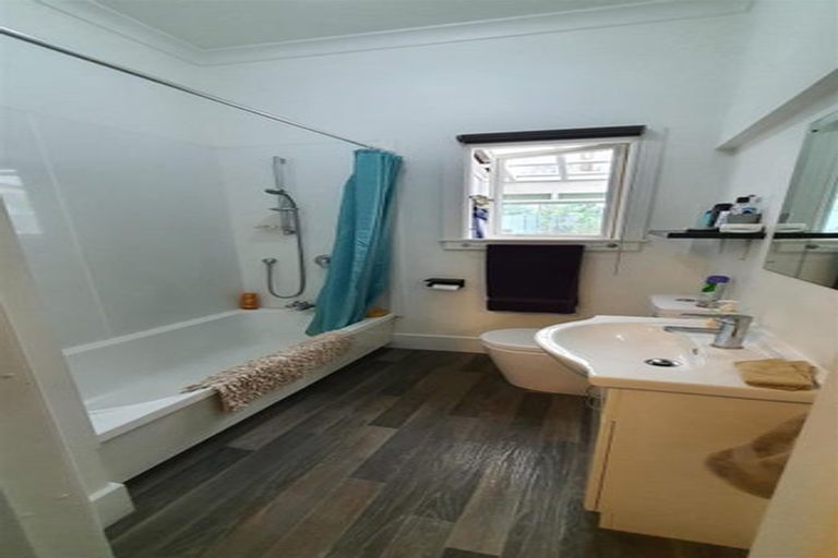 Photo of property in 1 Edward Street, Waimate, 7924