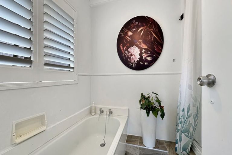 Photo of property in 2/5 Manaia Place, Mairangi Bay, Auckland, 0630