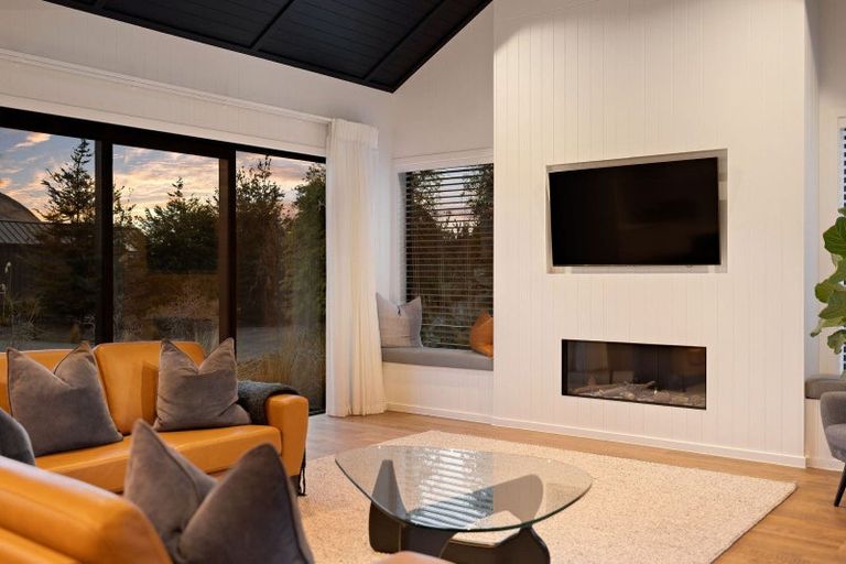 Photo of property in 2 Appin Court, Jacks Point, Queenstown, 9371