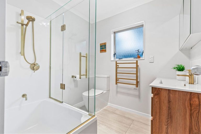 Photo of property in 2/8 Crewe Close, Albany, Auckland, 0632