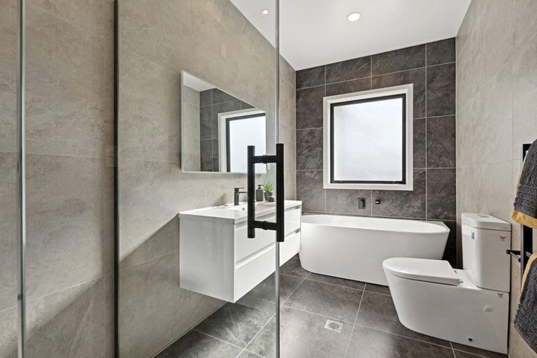 Photo of property in 11 Lewis Younie Road, Kumeu, 0810