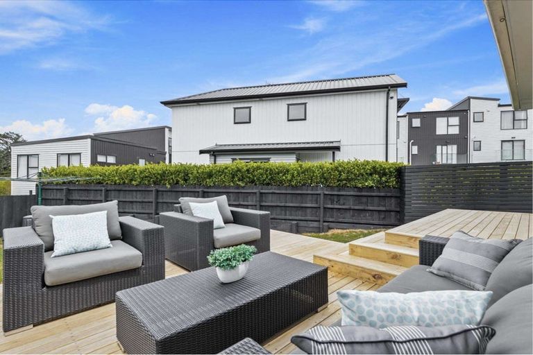 Photo of property in 2/111 Hobsonville Road, West Harbour, Auckland, 0618