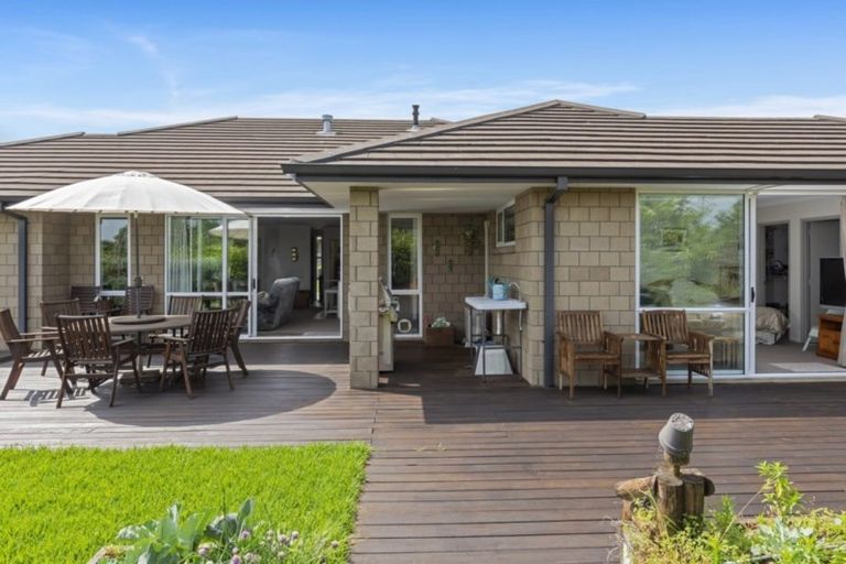 Photo of property in 16 Haden Place, Omokoroa, 3114