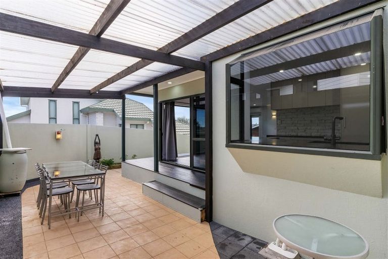 Photo of property in 1/11 Bronzewing Terrace, Unsworth Heights, Auckland, 0632