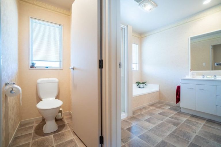 Photo of property in 24 Lancewood Lane, Roslyn, Palmerston North, 4414