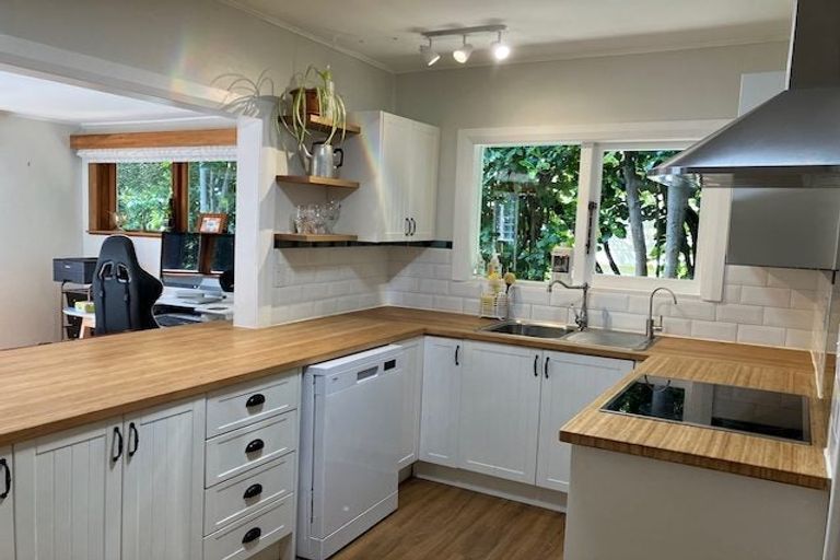 Photo of property in 8 Taungata Road, York Bay, Lower Hutt, 5013