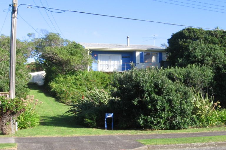 Photo of property in 16 Hughes Street, Waikanae Beach, Waikanae, 5036