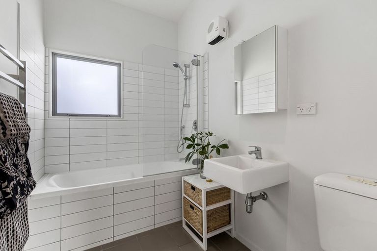 Photo of property in 10d Sunnynook Road, Sunnynook, Auckland, 0620