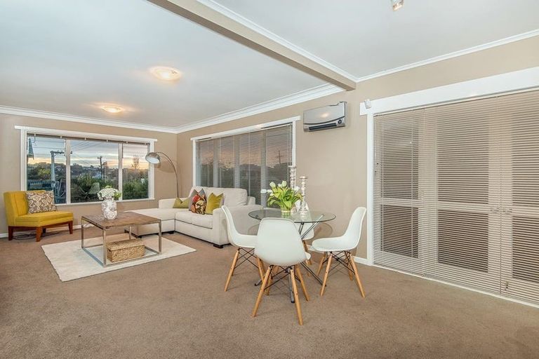 Photo of property in 1/16 Howard Road, Northcote, Auckland, 0627