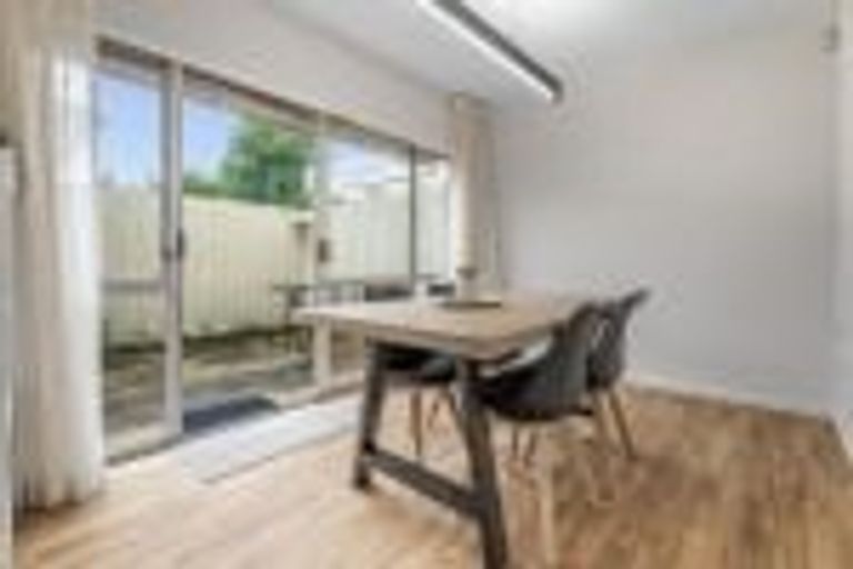 Photo of property in 1/2 Edwards Avenue, Henderson, Auckland, 0610