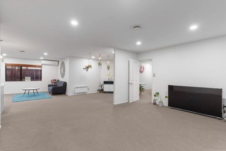 Photo of property in 30 Hercules Drive, Henderson, Auckland, 0612