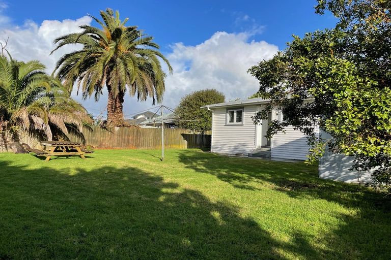 Photo of property in 3 Gloria Avenue, Te Atatu Peninsula, Auckland, 0610