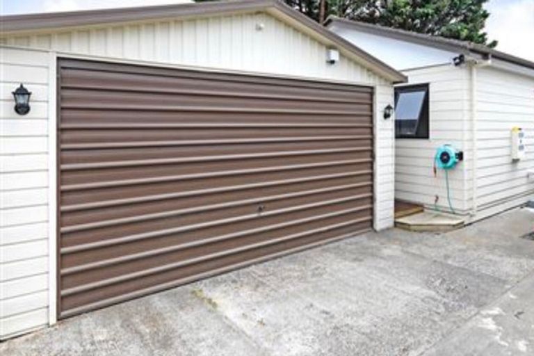 Photo of property in 1/2 Senecio Place, Weymouth, Auckland, 2103