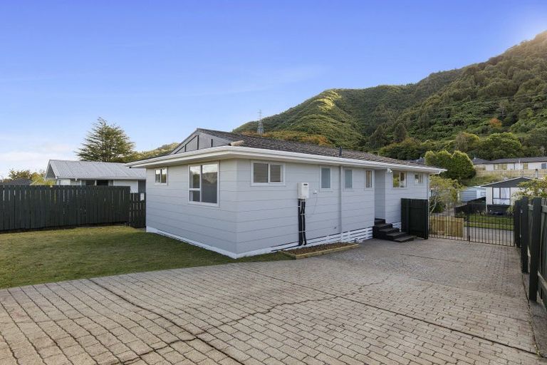 Photo of property in 24 Hartford Crescent, Totara Park, Upper Hutt, 5018
