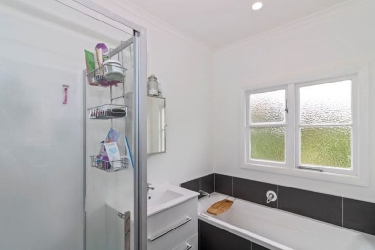 Photo of property in 120 Huatoki Street, Frankleigh Park, New Plymouth, 4310