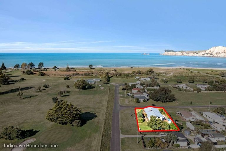 Photo of property in 12 Banks Street, Tolaga Bay, 4077