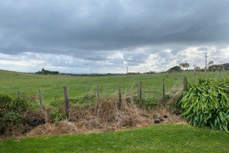 Photo of property in 627 South Road, Omata, New Plymouth, 4374