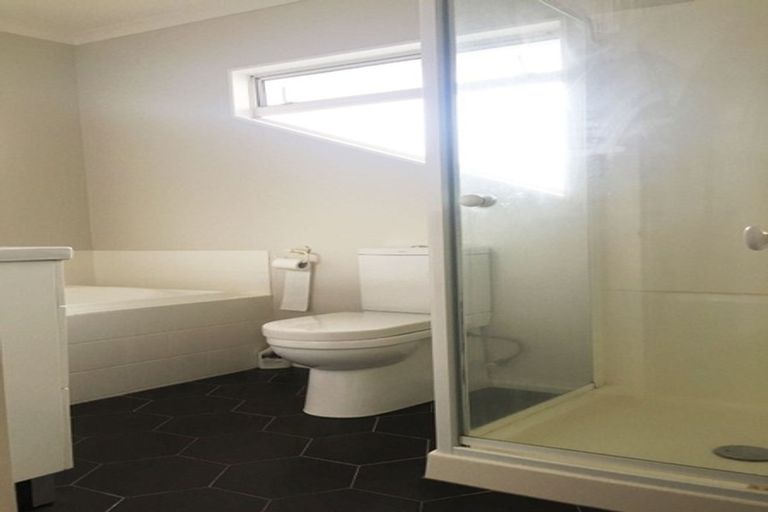 Photo of property in 18 Lorikeet Place, Unsworth Heights, Auckland, 0632