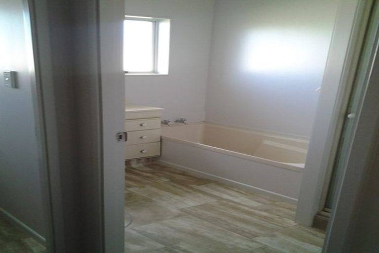 Photo of property in 15 Hocken Place, Mangere Bridge, Auckland, 2022