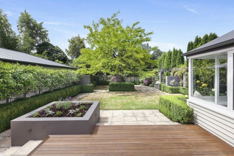 Photo of property in 21 Saint Andrews Square, Strowan, Christchurch, 8052