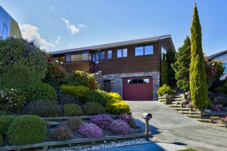 Photo of property in 71 Cedar Drive, Kelvin Heights, Queenstown, 9300