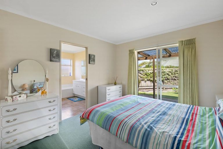 Photo of property in 11 Francis Skinner Place, Orewa, 0931