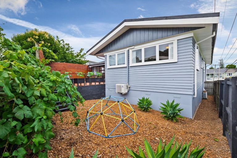 Photo of property in 15 Matipo Road, Te Atatu Peninsula, Auckland, 0610