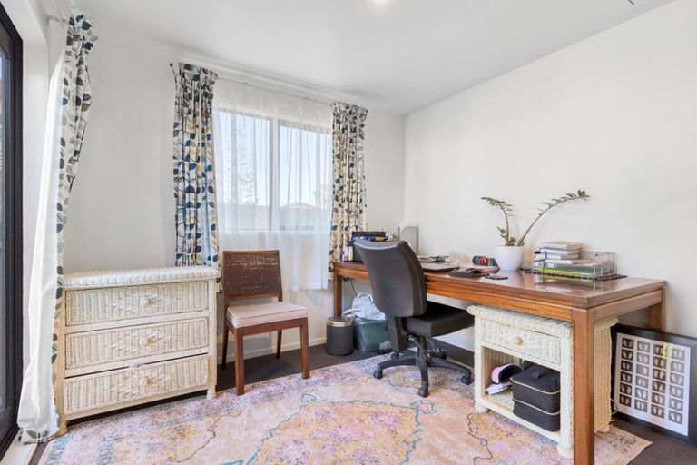 Photo of property in 25 Denarius Lane, Glendene, Auckland, 0602