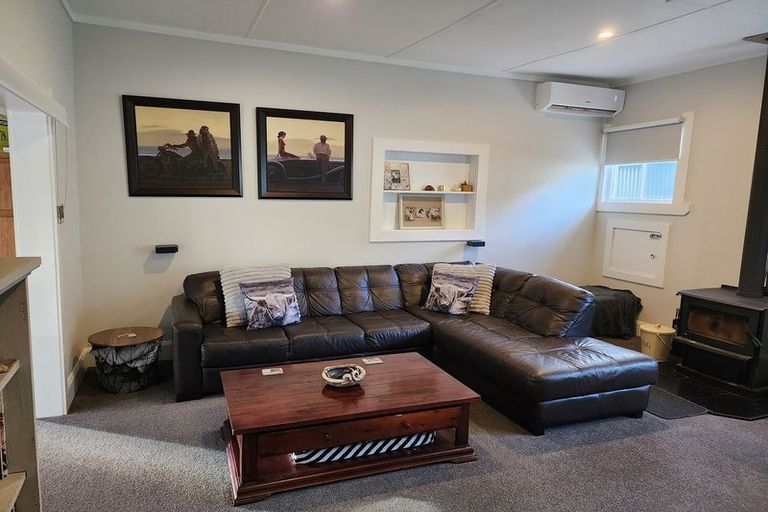 Photo of property in 10 Paraekaretu Street, Hunterville, 4730