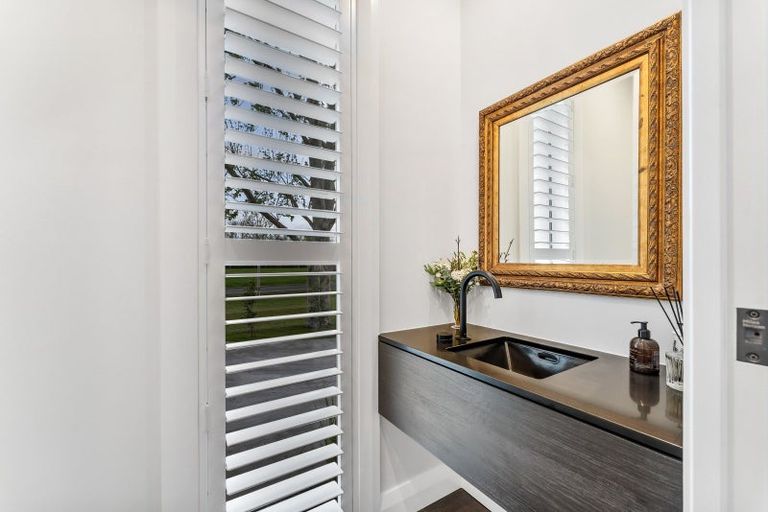 Photo of property in 32 Sandpiper Avenue, Point Wells, 0986