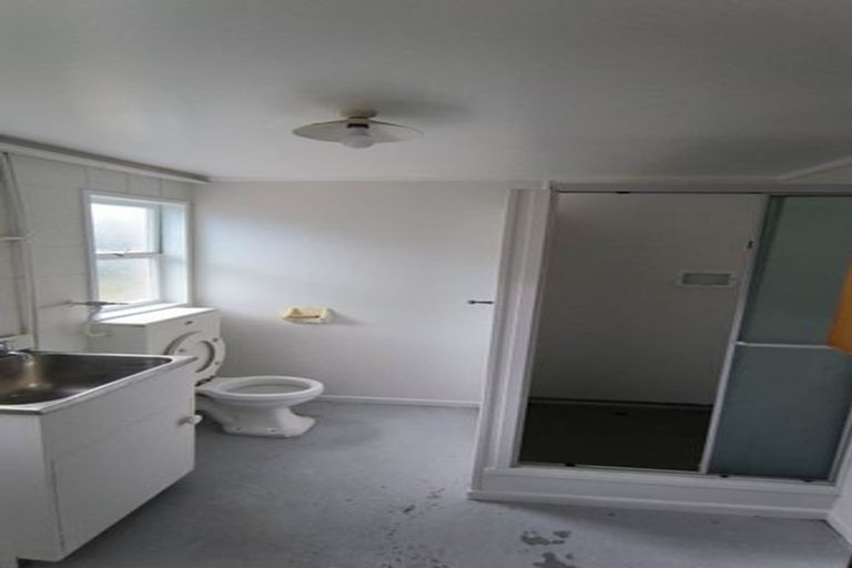 Photo of property in 327 Wairau Road, Totara Vale, Auckland, 0627