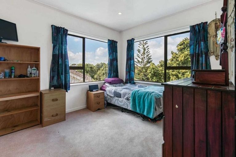 Photo of property in 12 Ellesmere Crescent, Pakuranga Heights, Auckland, 2010