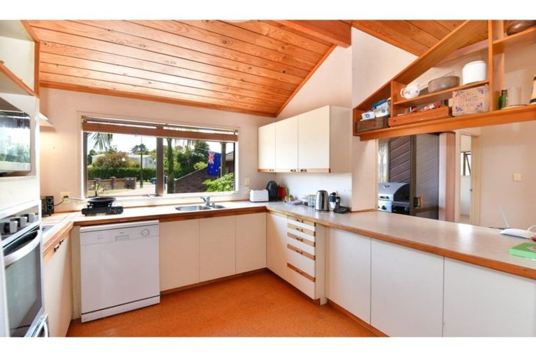 Photo of property in 32 Walton Street, Red Beach, 0932