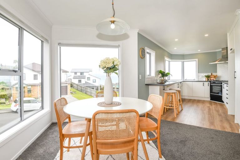 Photo of property in 75 Dress Circle, Newlands, Wellington, 6037