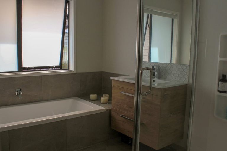 Photo of property in 18 Charlotte Drive, Omokoroa, 3114