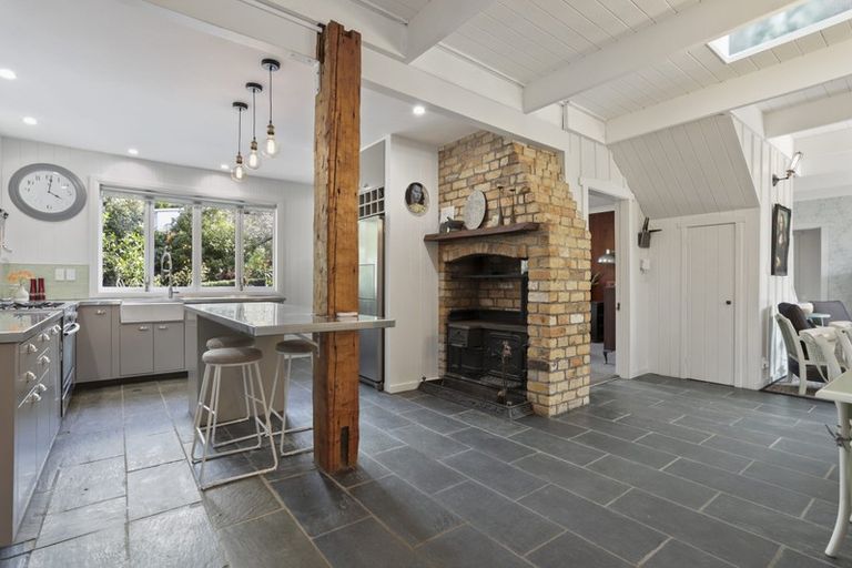 Photo of property in 43 West Lynn Road, Titirangi, Auckland, 0604