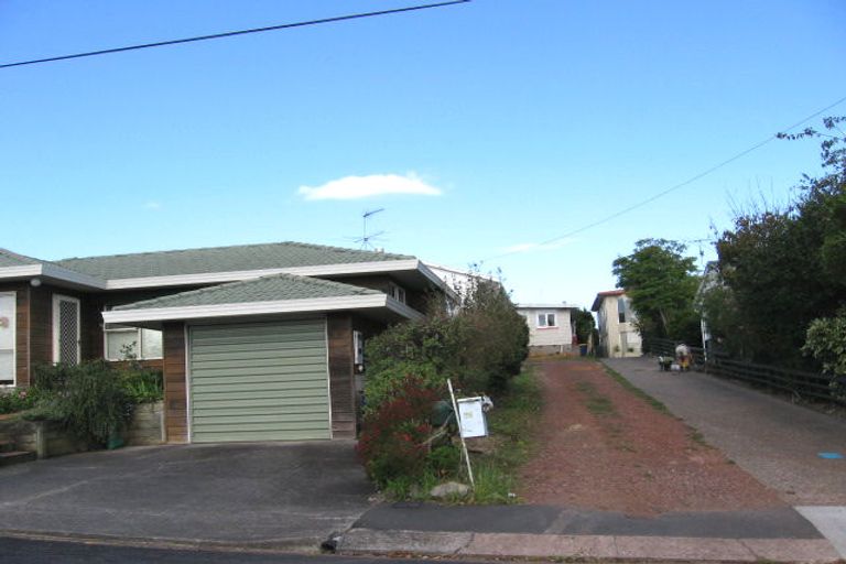 Photo of property in 36 Howard Road, Northcote, Auckland, 0627