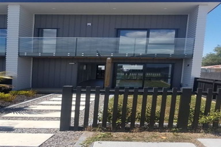 Photo of property in 2/30 West Coast Road, Glen Eden, Auckland, 0602